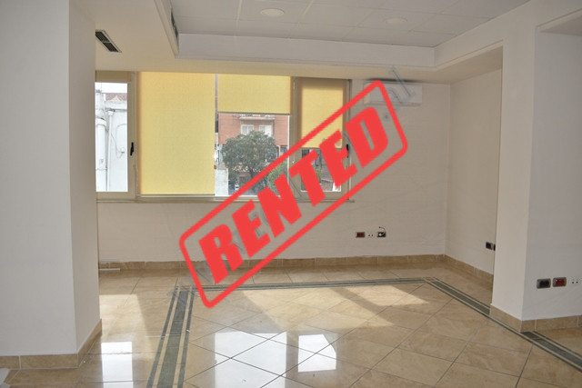 Ambient zyre me qira ne rrugen Brigada VIII ne Tirane.

Ndodhet ne katin e 2 te nje pallati te ri 